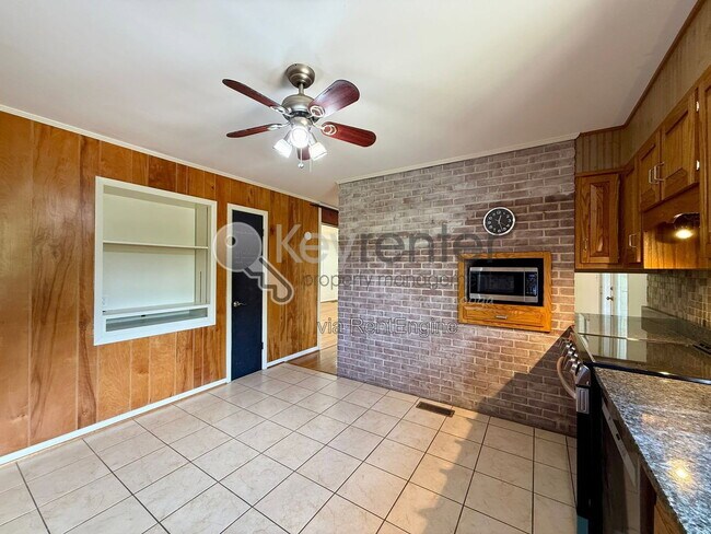 Building Photo - 1406 Highland Way