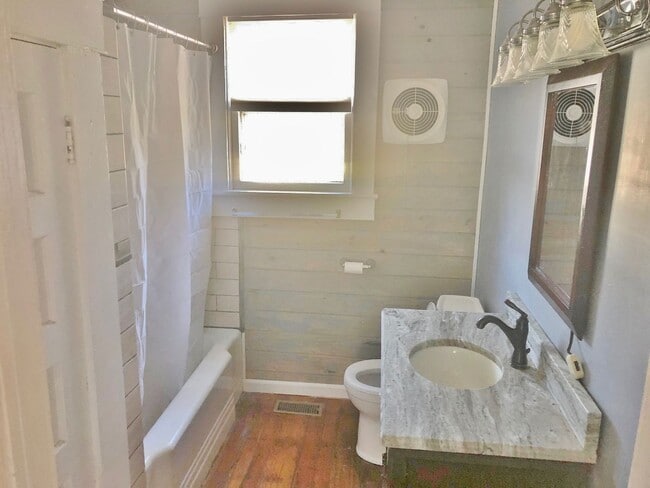 Building Photo - 3 Bedrooms 1 Bath