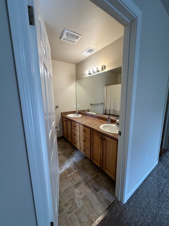 Building Photo - Sunny 3 Bedroom, 2 full bath w/Solar and B...