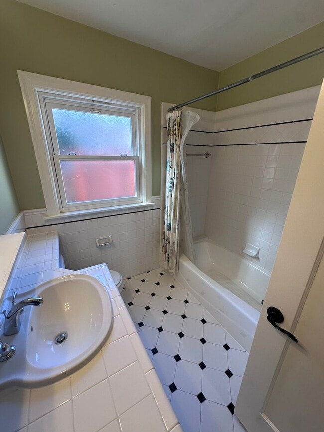 Building Photo - 115 Aster Rd