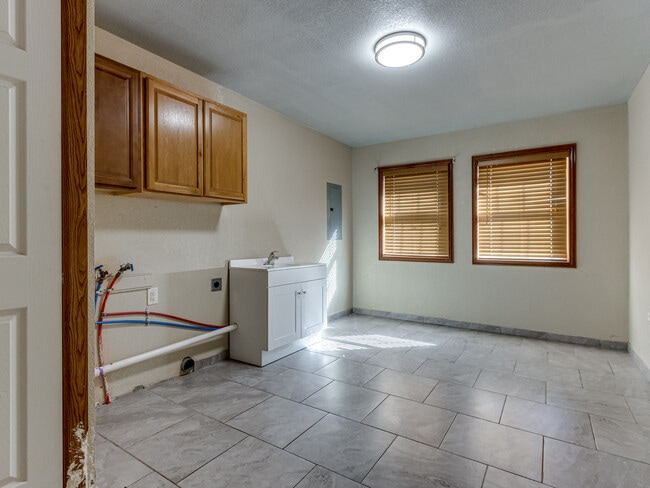 Building Photo - 1131 S Miles Ave