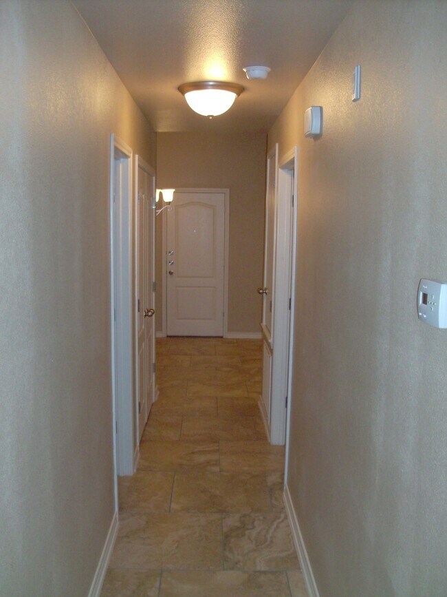 Building Photo - Beautiful 2 bed/2 bath off of Bunny Trail ...