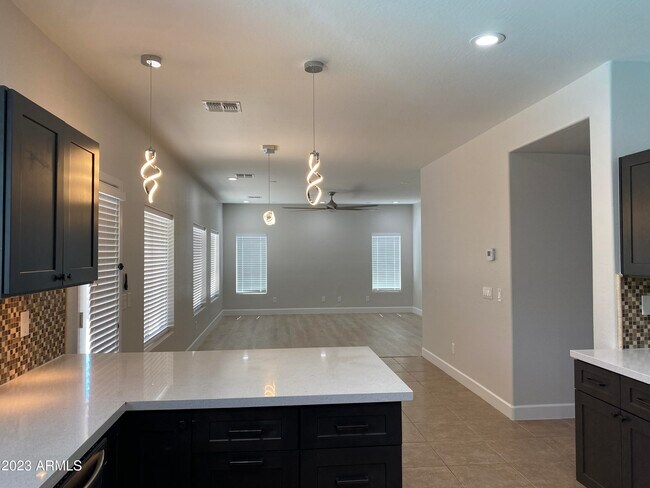 Building Photo - 4909 E Colonial Dr