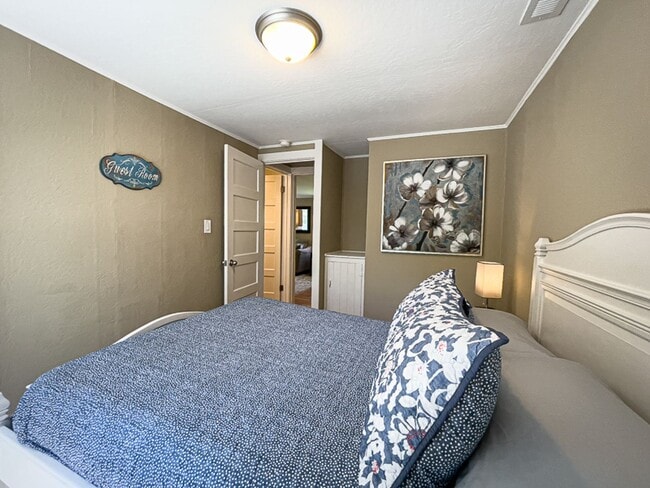 Building Photo - Kelsey's Cottage: Fully Furnished 2 bd/1ba Jacksonville Cottage, Large yard! $300 Utility Fee