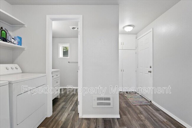 Building Photo - 420 S Garland St
