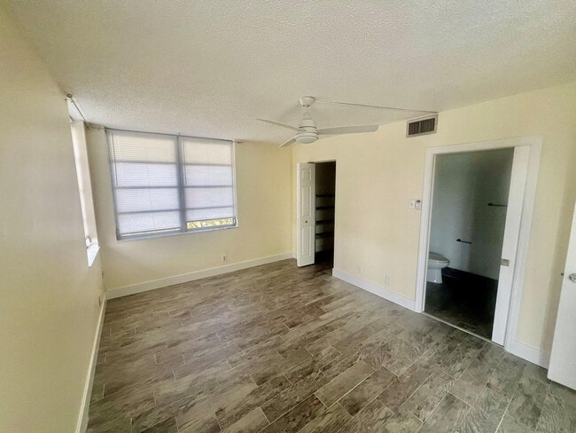 Building Photo - 1831 Sabal Palm Dr