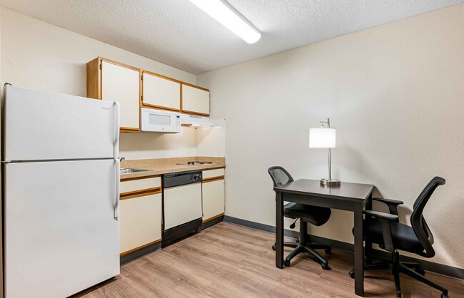 Building Photo - Furnished Studio-Cincinnati - Blue Ash -Re...