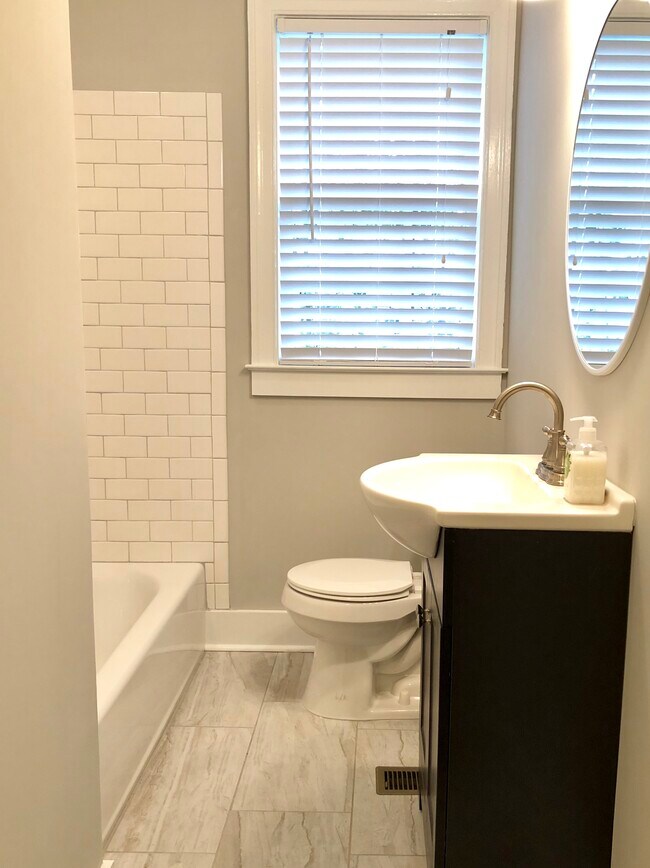 Building Photo - 1721 Oak Dr