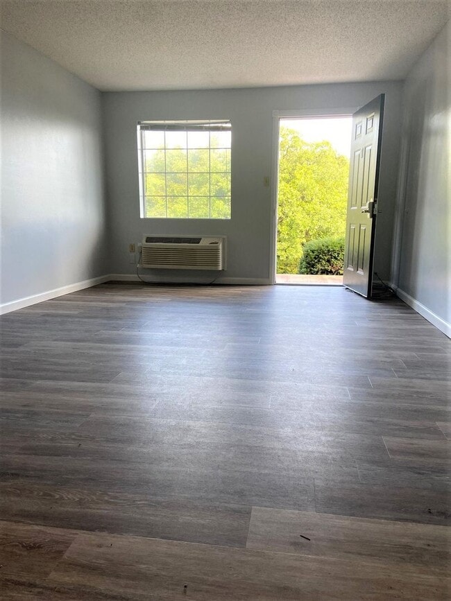 Building Photo - Studio Apartment in Hollister