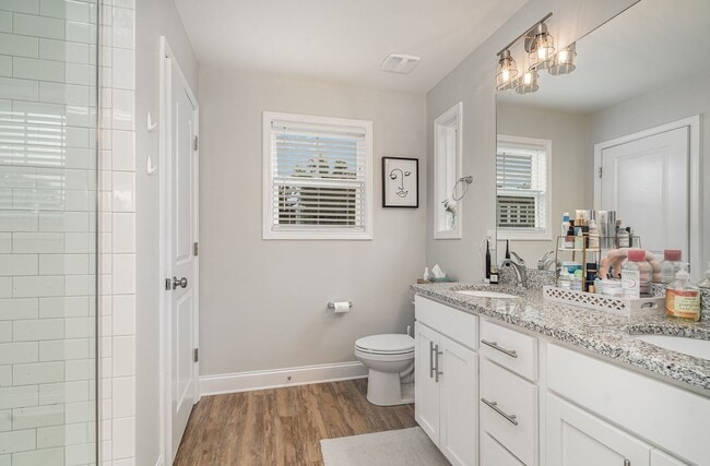 Building Photo - Charming 3-Bedroom Townhome Close to Every...