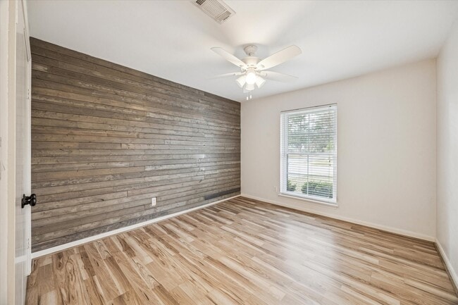 Building Photo - 2127 Blue Willow Dr