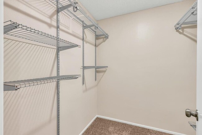 Building Photo - Updated 3 Bed 1.5 Bath Townhome