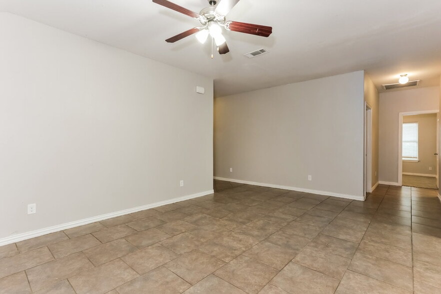 Building Photo - 7616 Rainbow Creek Dr