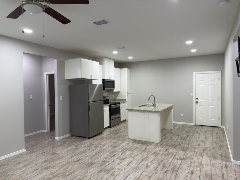 Building Photo - 1404 W Heritage Dr