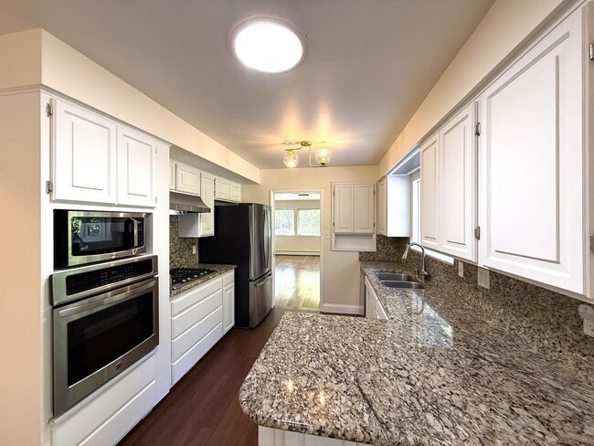 Building Photo - SPACIOUS 3BR/3BA NOVATO HOME WITH FLEXIBLE FLOORPLAN, LARGE FAMILY ROOM AND BONUS AREAS, GREAT OU...