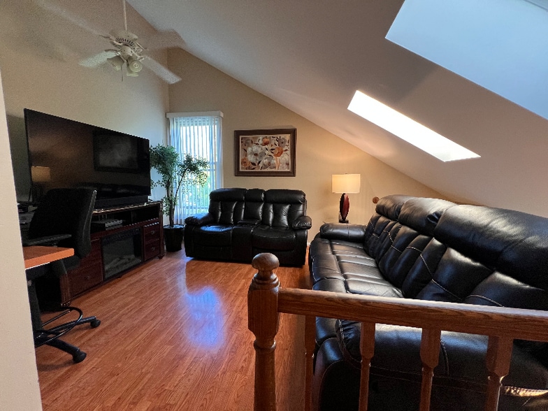 Building Photo - 2694 College Hill Cir