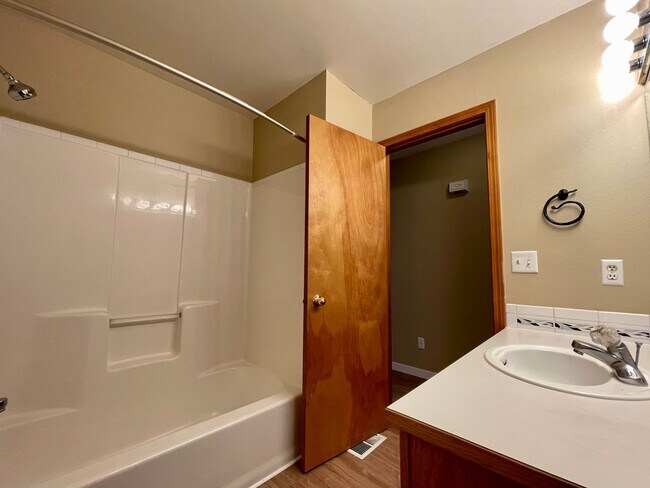 Building Photo - STUNNING SOUTH HILL HOME