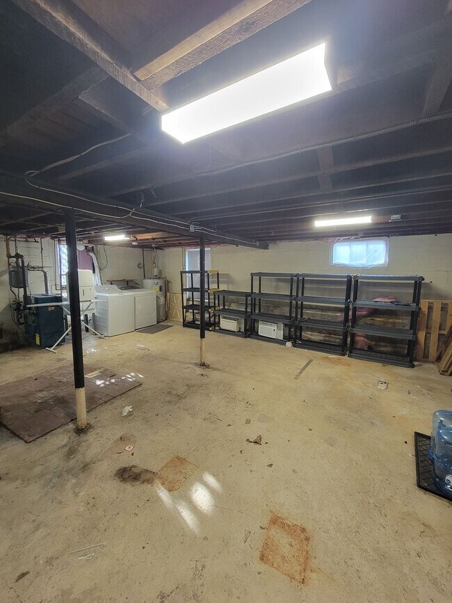 Building Photo - 4 Bedroom Single Family House Available Now!