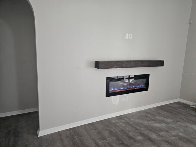 Building Photo - 10934 Versailles Blvd