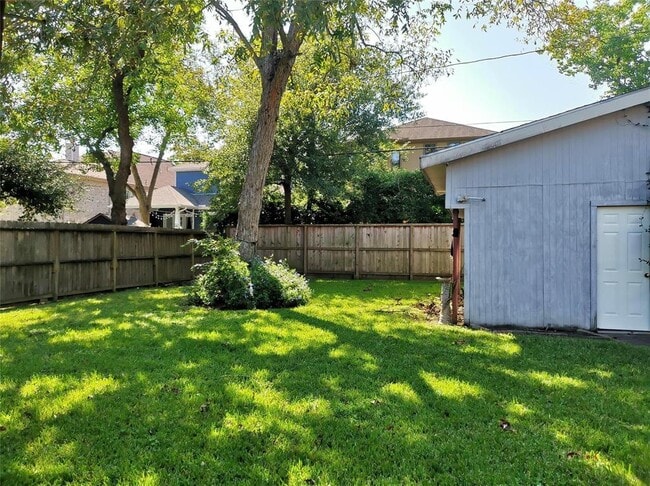 Building Photo - 5405 Huisache St
