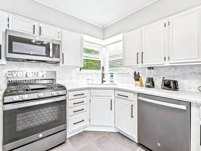 Building Photo - 8633 Westglen Dr