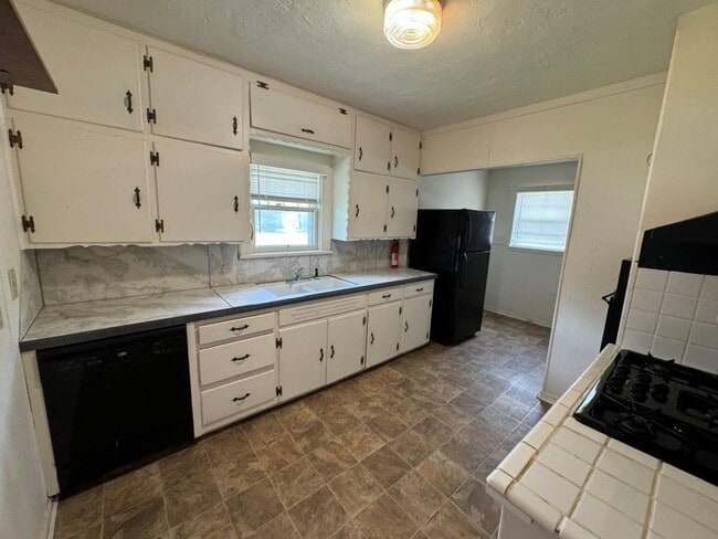 Building Photo - Tons of possibilities here!  3 bedrooms pl...