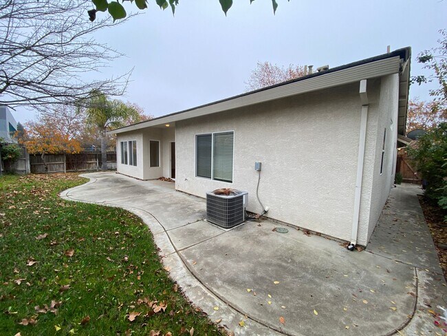 Building Photo - Cute Home in EGUSD