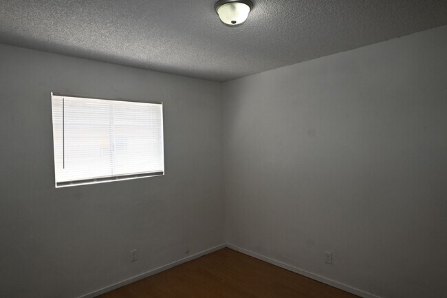 Building Photo - 2 Bedroom Apt- Downtown -  NO PETS