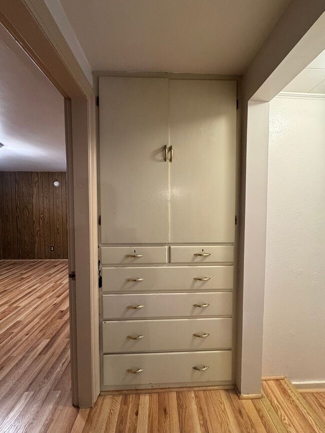 Building Photo - Cozy 2-Bed with Spacious Living, Parking, Pets OK!