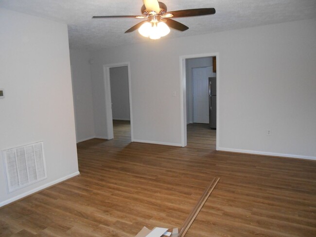 Building Photo - Remodeled, 2 Bedroom & 1 Bath Home  Like New!