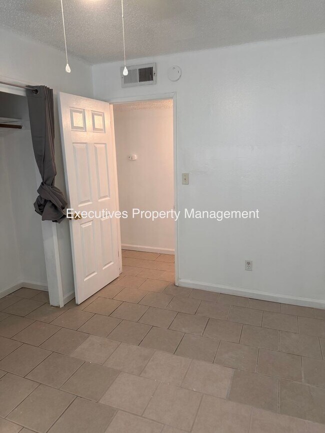 Building Photo - 1202 Kings Ave