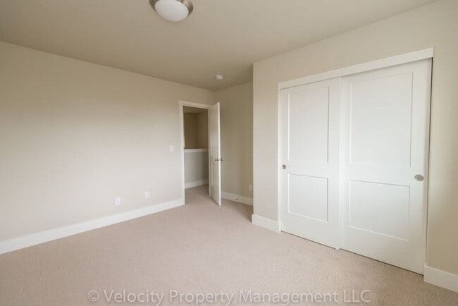 Building Photo - Townhome with Primary Bedroom on the Main ...
