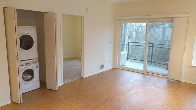 Building Photo - Gorgeous 1 bedroom in the heart of Queen A...