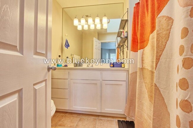 Building Photo - 3 Bed, 2.5 Bath Townhome in Hillsboro Near...