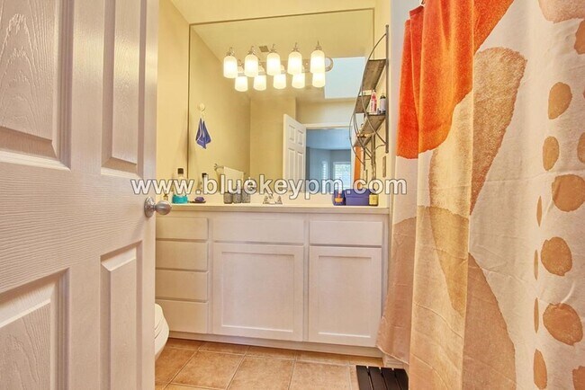 Building Photo - 3 Bed, 2.5 Bath Townhome in Hillsboro Near Quatama Park and Intel's Ronler Acres Campus