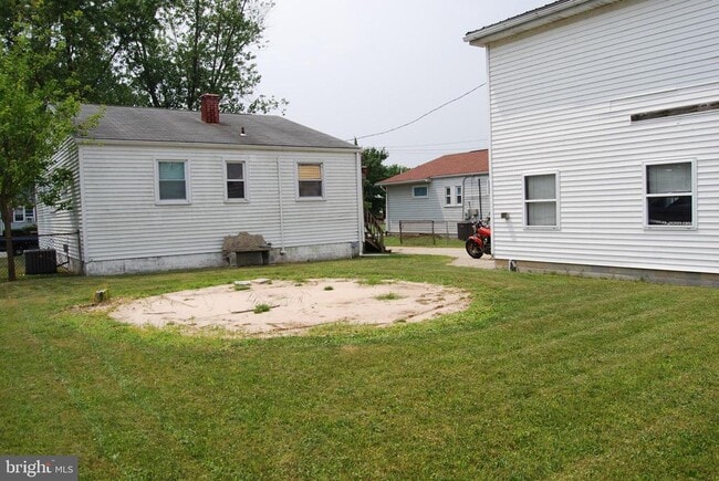 Building Photo - 908 Homberg Ave