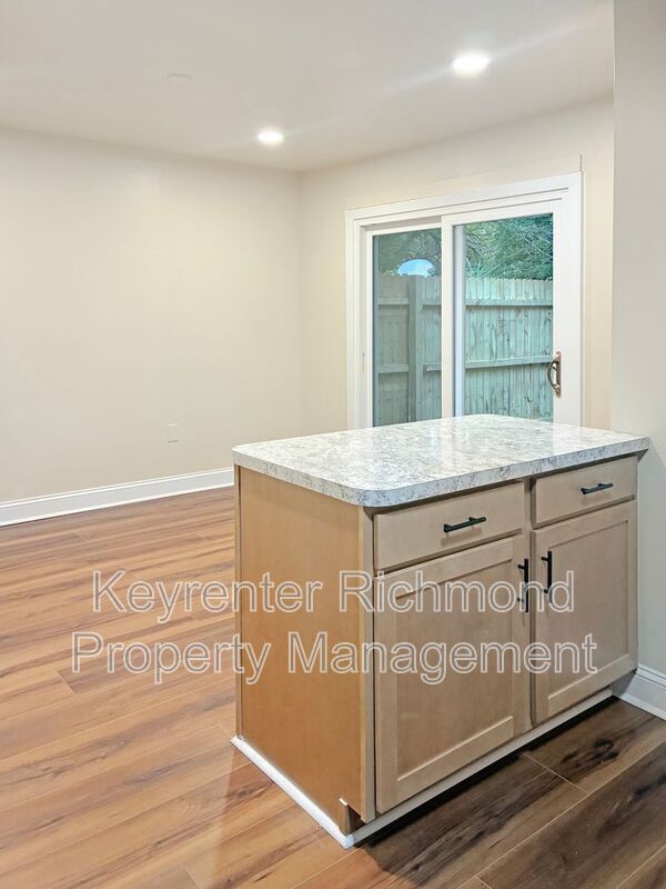 Building Photo - 735 Pleasant St