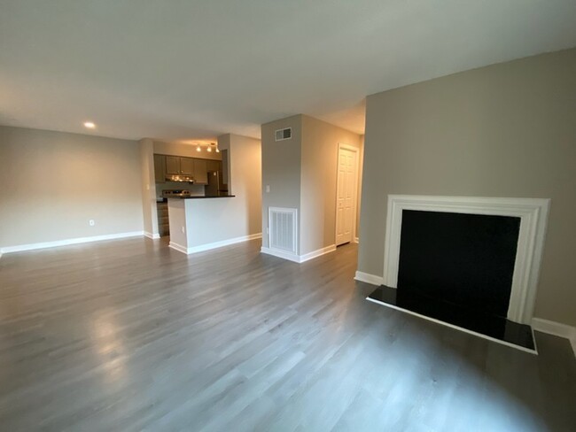 Building Photo - 2 Bedroom, 2 Bath condo