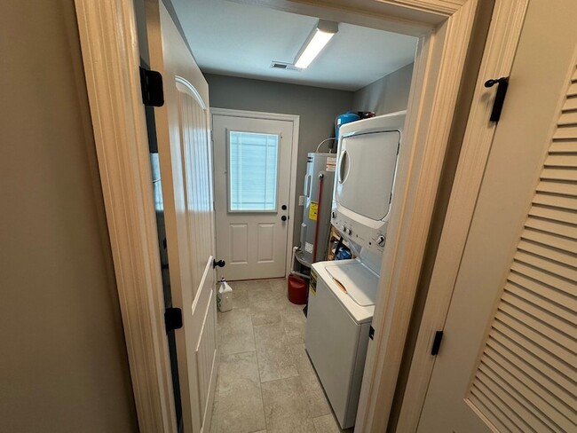 Building Photo - 132 Cherry St