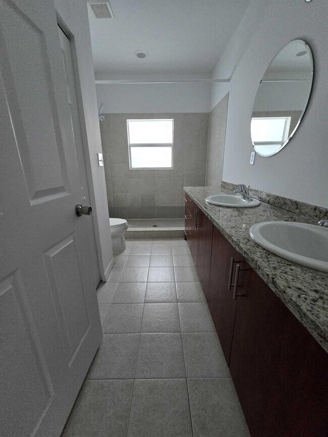 Building Photo - Southwest 9th Street, Fort Lauderdale, FL 33315 - 3 BR 3.5 BA townhouse
