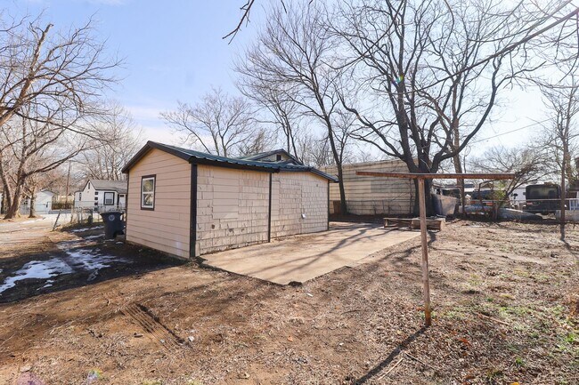 Building Photo - Beautifully Redone 3 Bedroom House! Available for Immediate Move in!