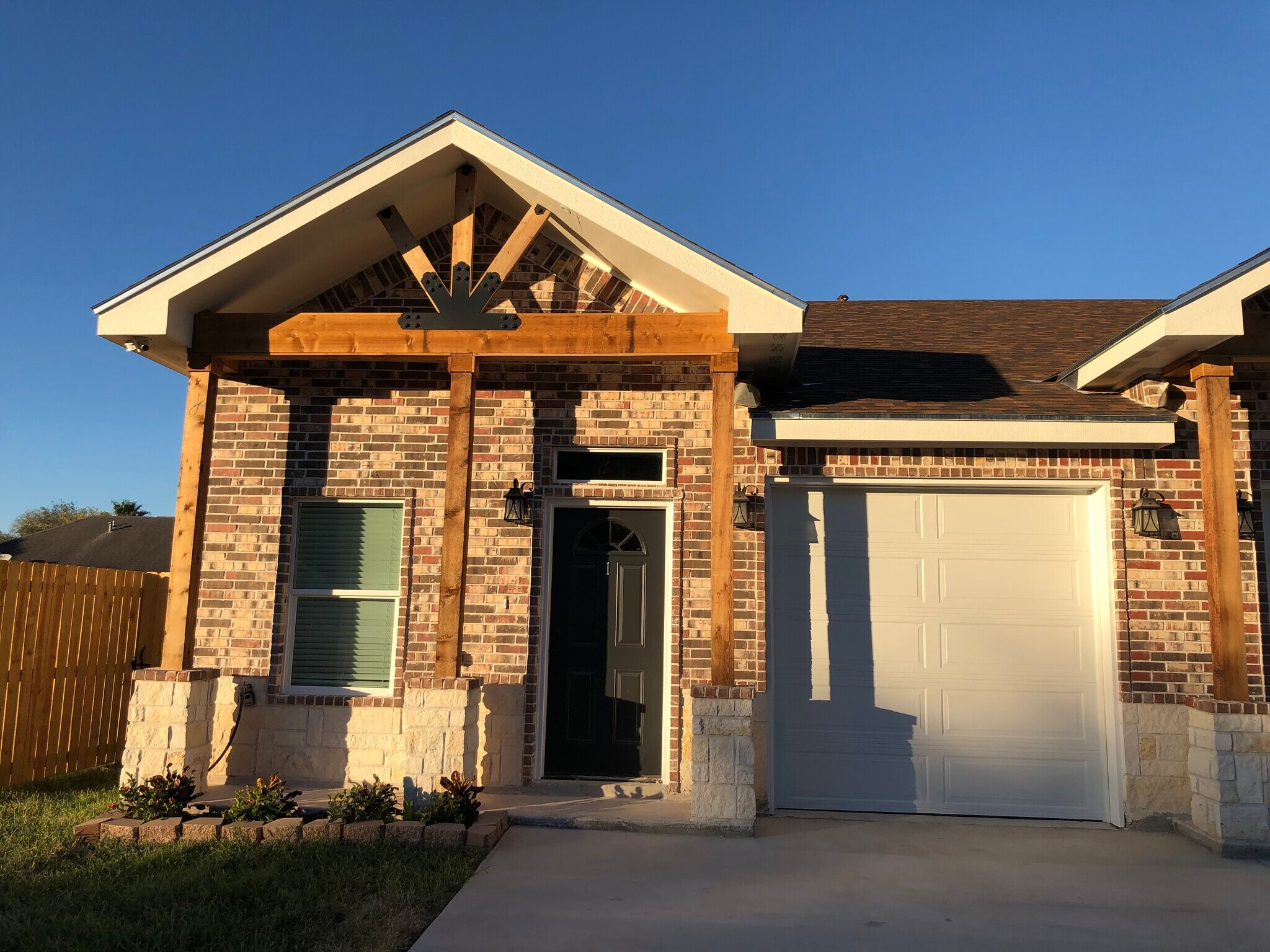 Building Photo - 1027 Fairway Dr