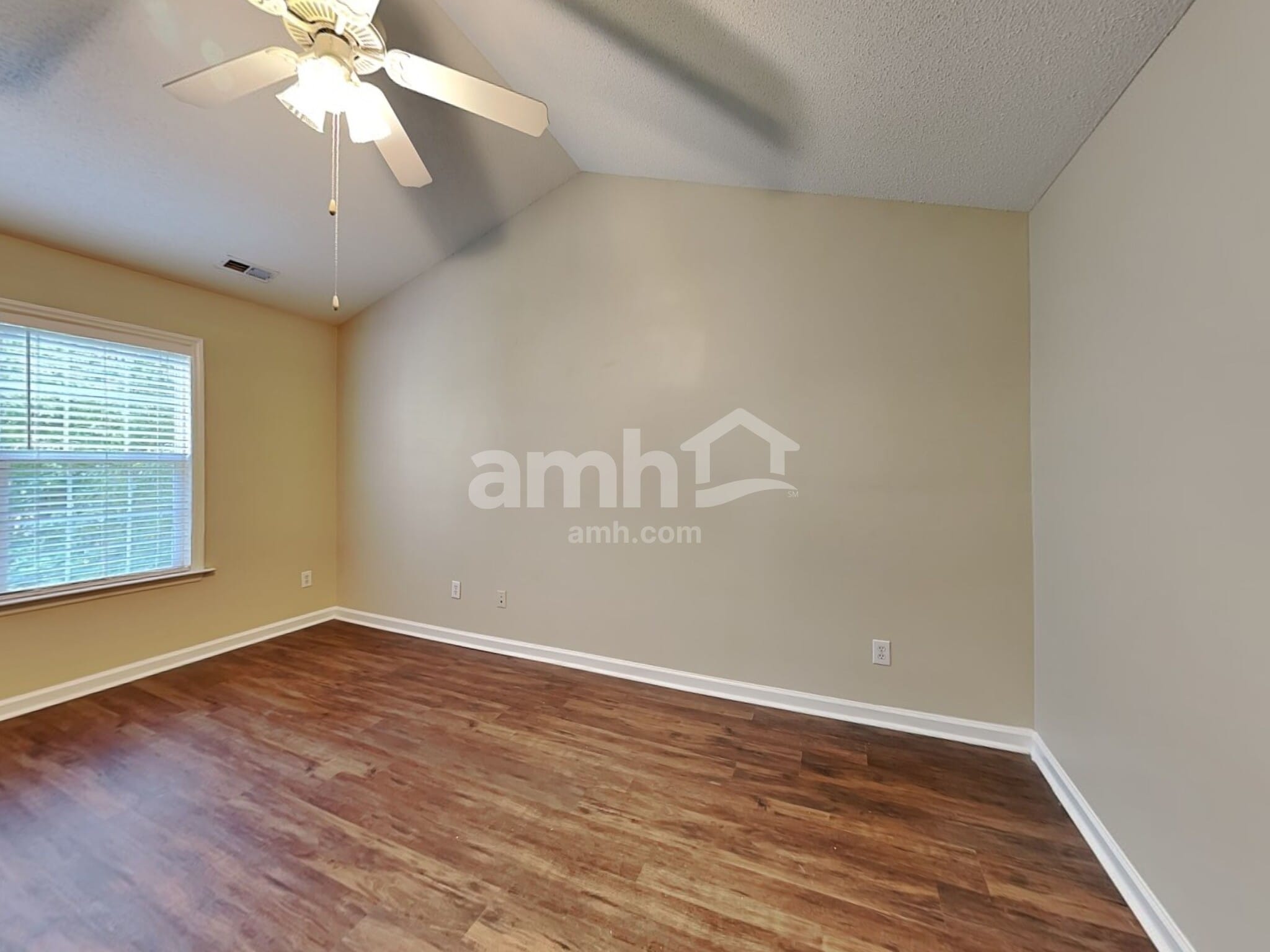 Building Photo - 104 Trailing Oak Trl