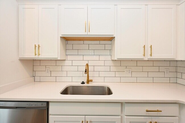 Building Photo - Like-New Modern Townhome Near Dining, Shopping, Trails & Old Hickory Lake
