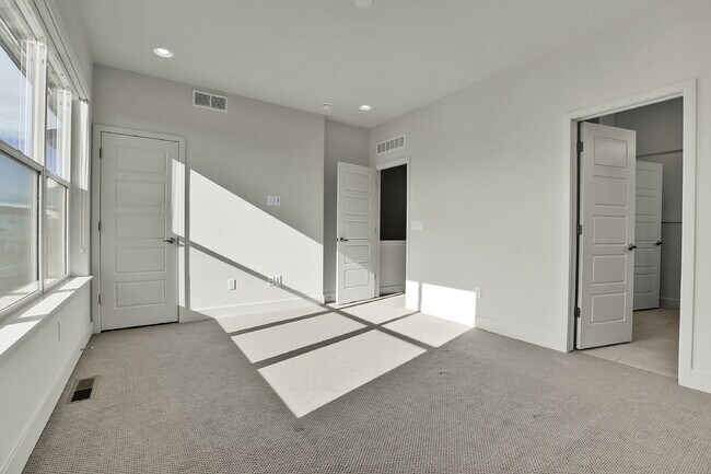 Building Photo - $2,500 - 2 Bed, 2 Full Bath Townhome In Broomfield with Central AC and In Unit Laundry!