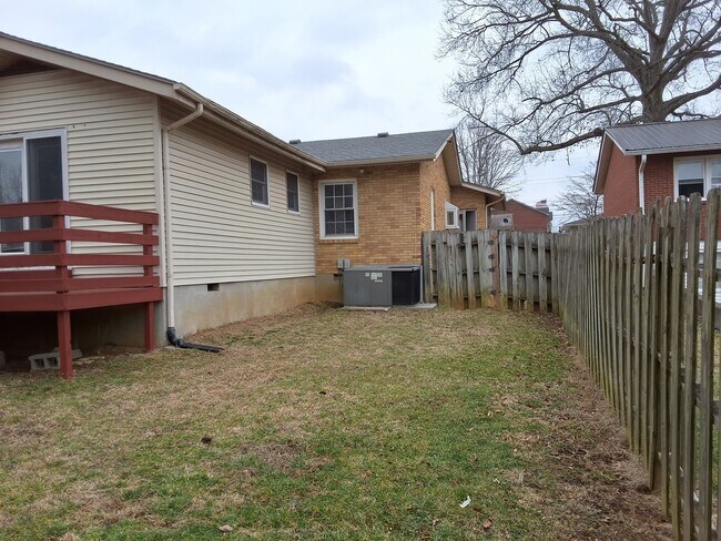 Building Photo - Beautiful Cozy 3 Bed, 2 Bath House located in the heart of Elizabethtown