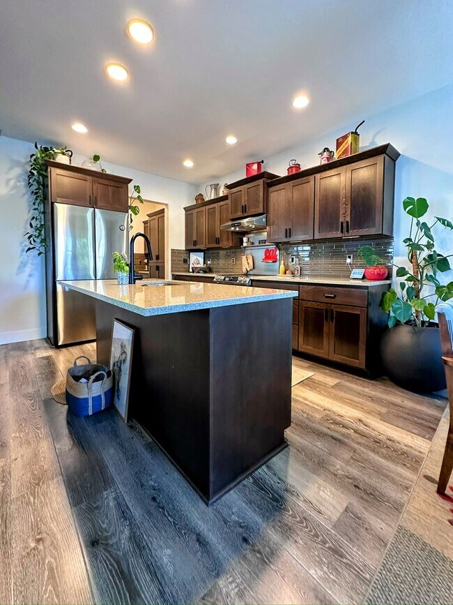 Building Photo - Stunning home available in Stone Creek!  Must see the interior!