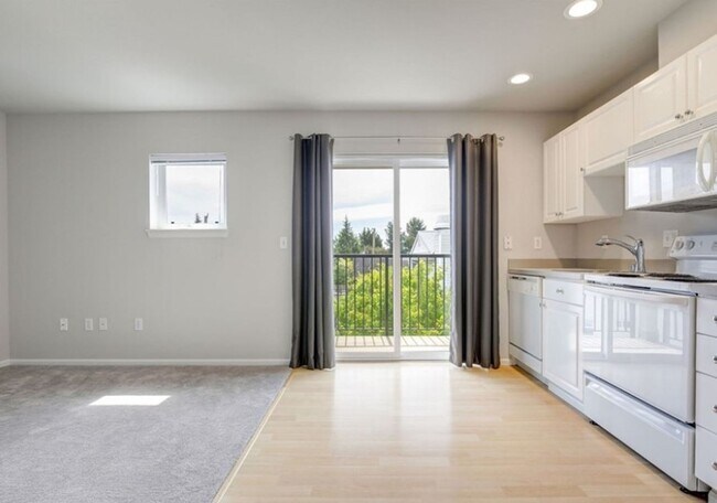 Building Photo - Top Floor Mini Studio, Tangletown-Greenlake