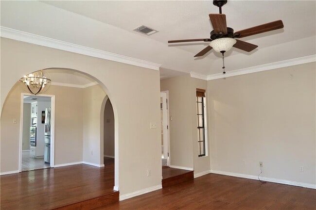 Building Photo - 201 Norwood St W