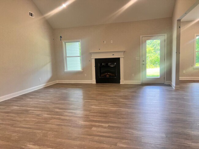 Building Photo - 8024 English Ivy Ct